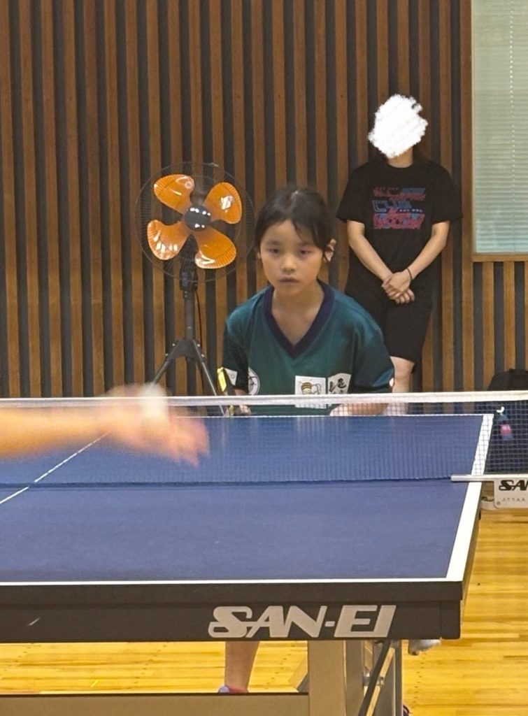 細江卓研の小4女子 西澤乙桜 レシーブに備えて構える様子
