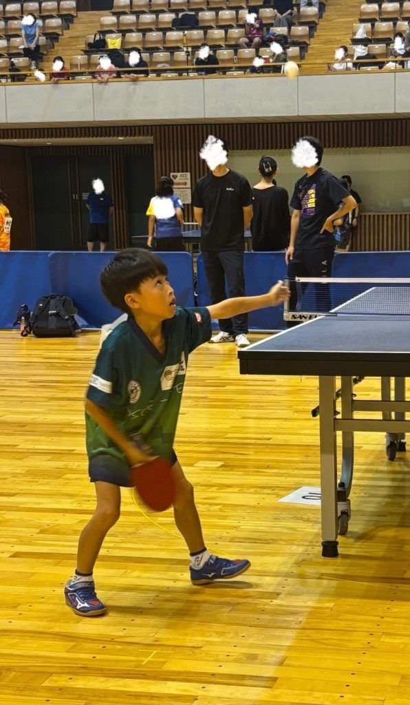 細江卓研の小4男子 今泉樹 サーブを出す様子