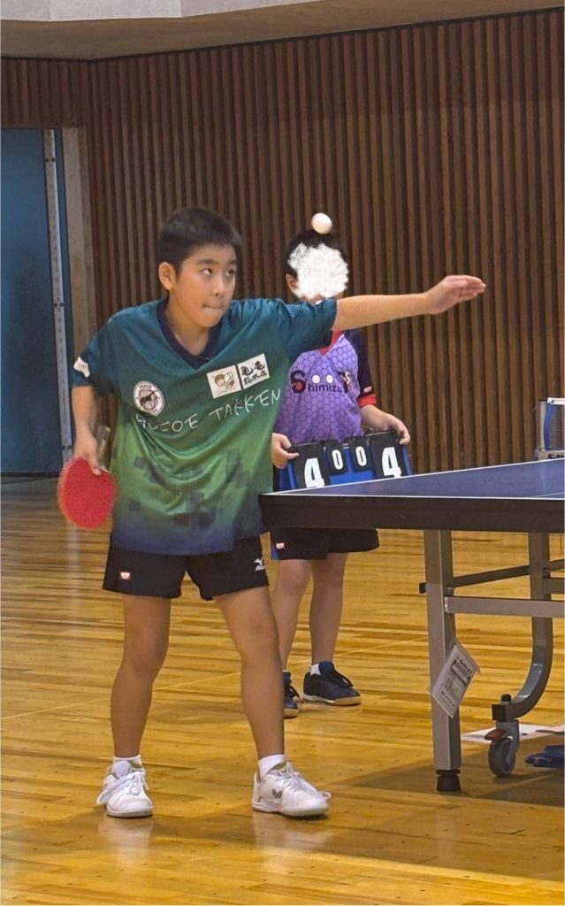 細江卓研の小6男子 内河秀介 サーブを出す様子