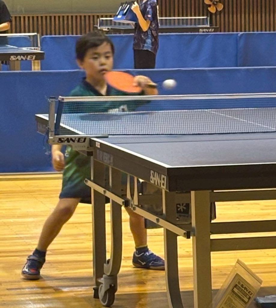 細江卓研の小1男子 西澤大輝 相手のサーブをレシーブツッツキする様子