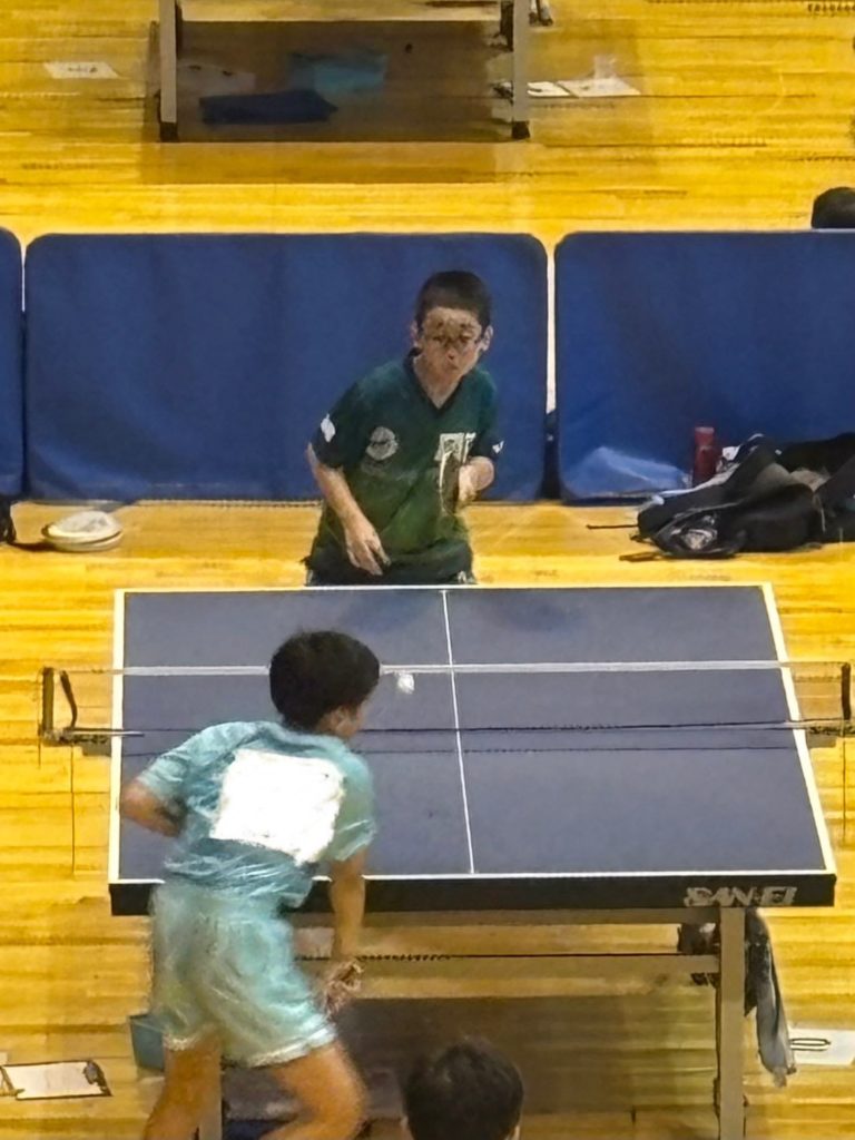 細江卓研の小6男子 水島心悟 相手のサーブをレシーブする様子