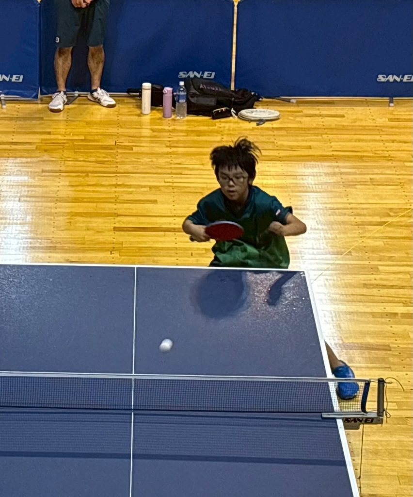 細江卓研の小3男子 川島大宙 ラリー中にバックハンドを振ろうとしている様子